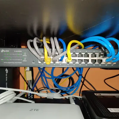 Giá đỡ lắp đặt switch TP-Link SG1024DE trên tường hoặc bàn