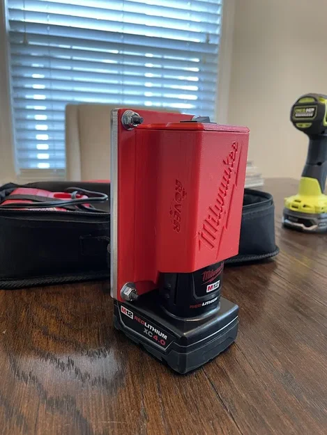 Đèn pin Milwaukee M12 Rover với thiết kế bền bỉ - Image 2