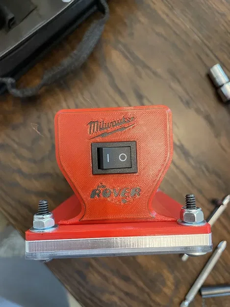 Đèn pin Milwaukee M12 Rover với thiết kế bền bỉ - Image 3
