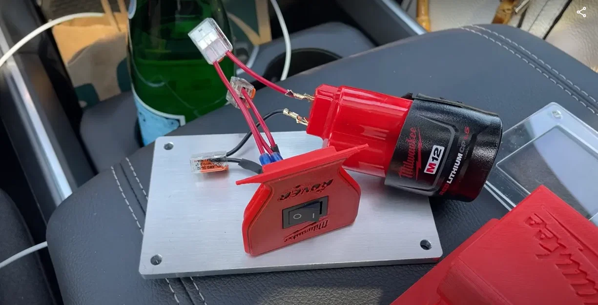 Đèn pin Milwaukee M12 Rover với thiết kế bền bỉ - Image 6