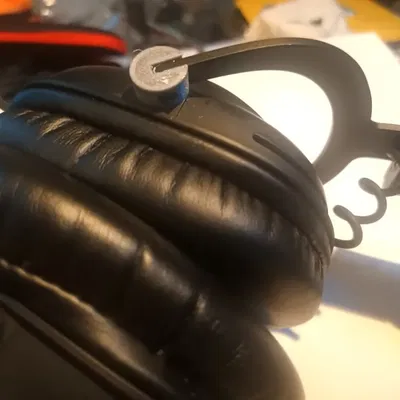 Kết nối tai nghe Logitech ProX giữa băng đầu và cốc tai