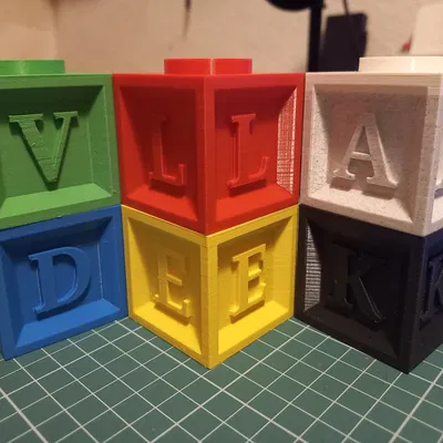 Khối chữ cái và số xếp chồng với chữ cái Croatia, Đức và...