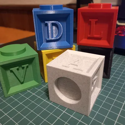 Khối chữ cái và số xếp chồng với chữ cái Croatia, Đức và...