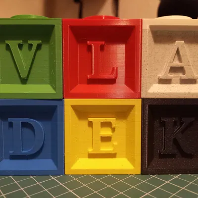 Khối chữ cái và số xếp chồng với chữ cái Croatia, Đức và...