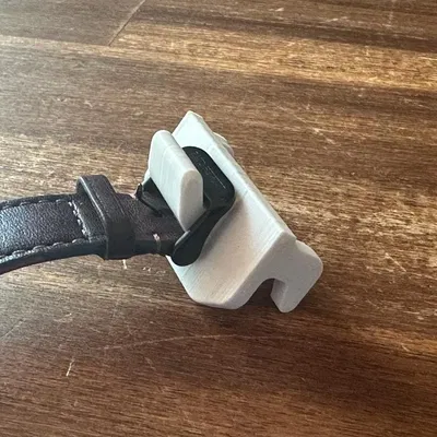 Giá đỡ đồng hồ Ikea Skadis với móc treo tiện lợi