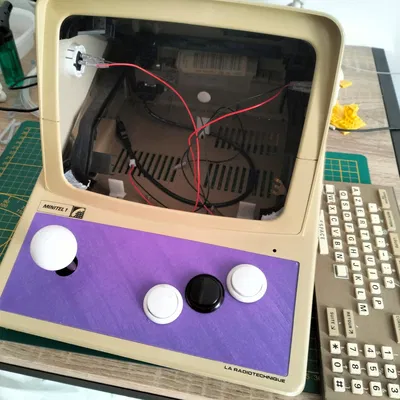 Bảng điều khiển cho Borne Arcade vintage từ Minitel1