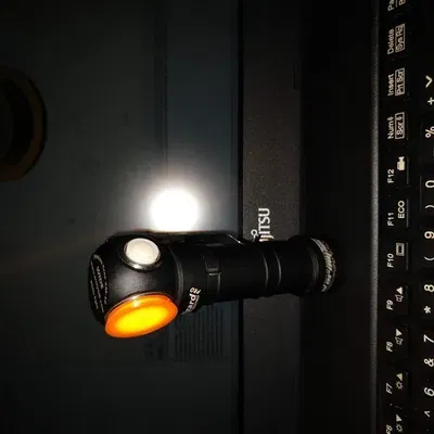 Mũ đèn pin Armytek Wizard có khả năng chuyển đổi thành đèn hậu