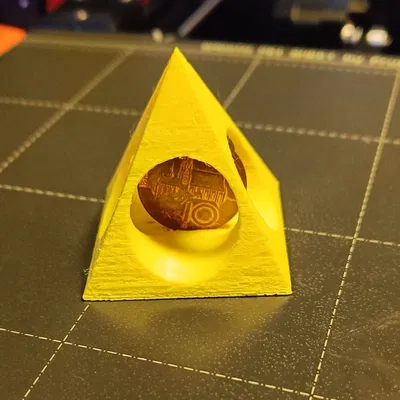 Cái bẫy hình chóp với đồng xu đứng