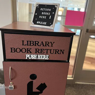 Biểu ngữ "Nhấn vào đây" cho hộp trả sách thư viện