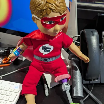 Chân giả cho búp bê trong bệnh viện nhi