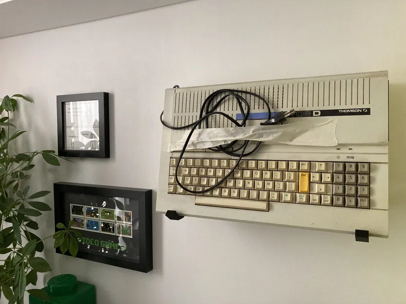 Giá đỡ tường cho máy tính Thomson TO8D kiểu "wedge - Image 1