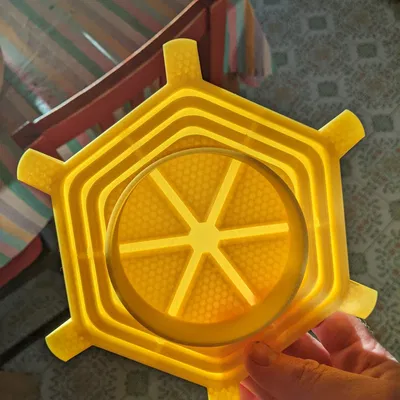 Máy cho ăn ong Neotoy với hũ thủy tinh tiêu chuẩn