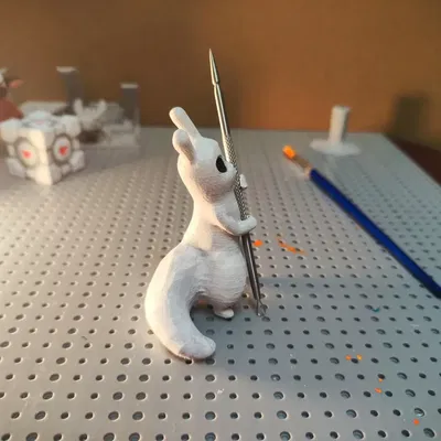 Giá đỡ bút Slugcat từ trò chơi Rain World