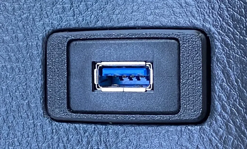 Bảng điều khiển trung tâm USB cho Toyota 4Runner thế hệ thứ 4 - Image 1