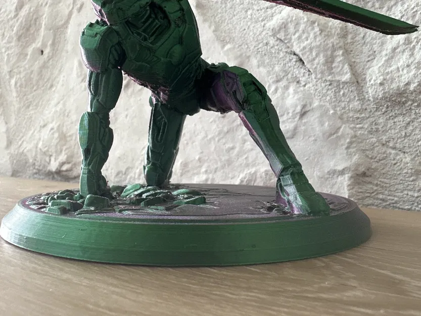 Tượng Master Chief cầm kiếm Energy trong thế giới Halo - Image 2