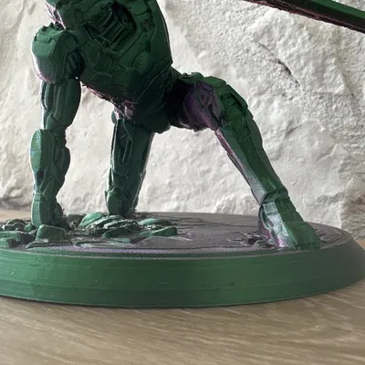 Tượng Master Chief cầm kiếm Energy trong thế giới Halo