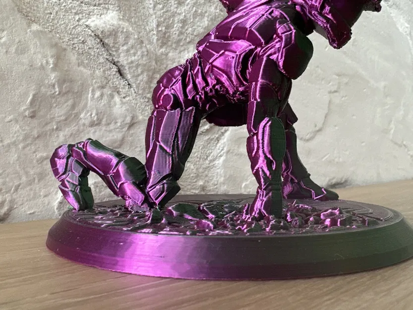 Tượng Master Chief cầm kiếm Energy trong thế giới Halo - Image 3