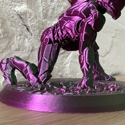 Tượng Master Chief cầm kiếm Energy trong thế giới Halo