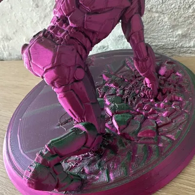 Tượng Master Chief cầm kiếm Energy trong thế giới Halo