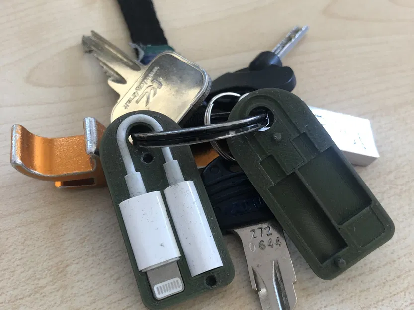 Móc khóa đựng adapter lightning sang aux - Image 1