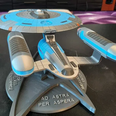 Mô hình tàu USS Enterprise NCC-1701-C lớp Đại sứ trong Star Trek
