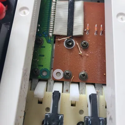 Sửa chữa búa piano Yamaha Clavinova với phụ tùng thay thế