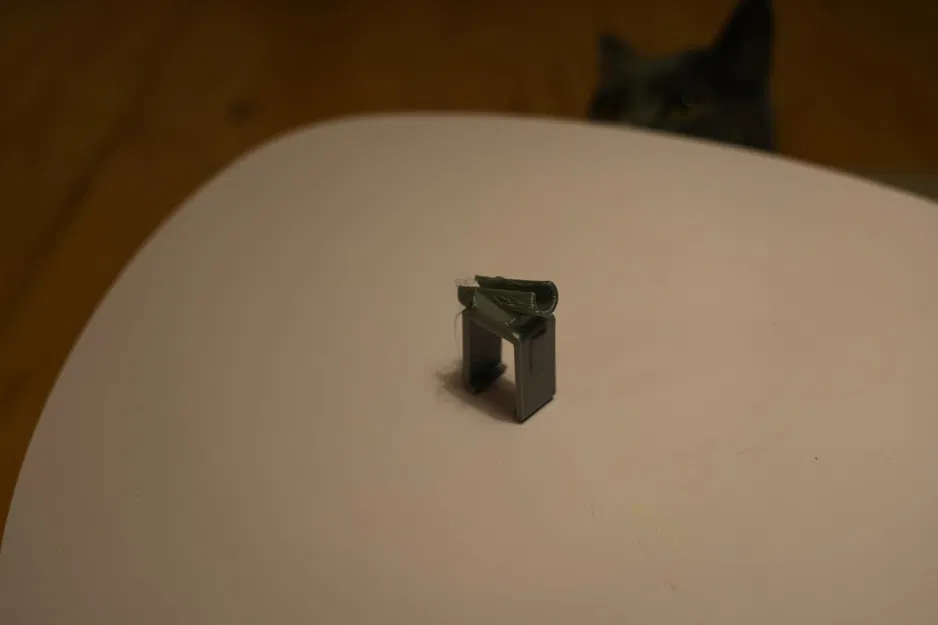 Giá đỡ cho đồ chơi mèo gắn trên ghế - Image 4