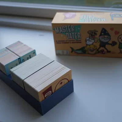 Giá đỡ thẻ bài Master Dater cho trò chơi Cyanide and Happiness