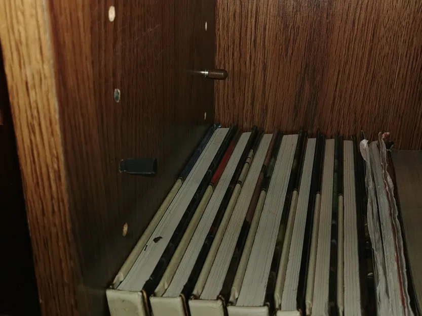 Giá đỡ sách thay thế cho kệ sách bị hỏng - Image 2