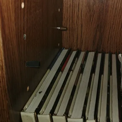 Giá đỡ sách thay thế cho kệ sách bị hỏng