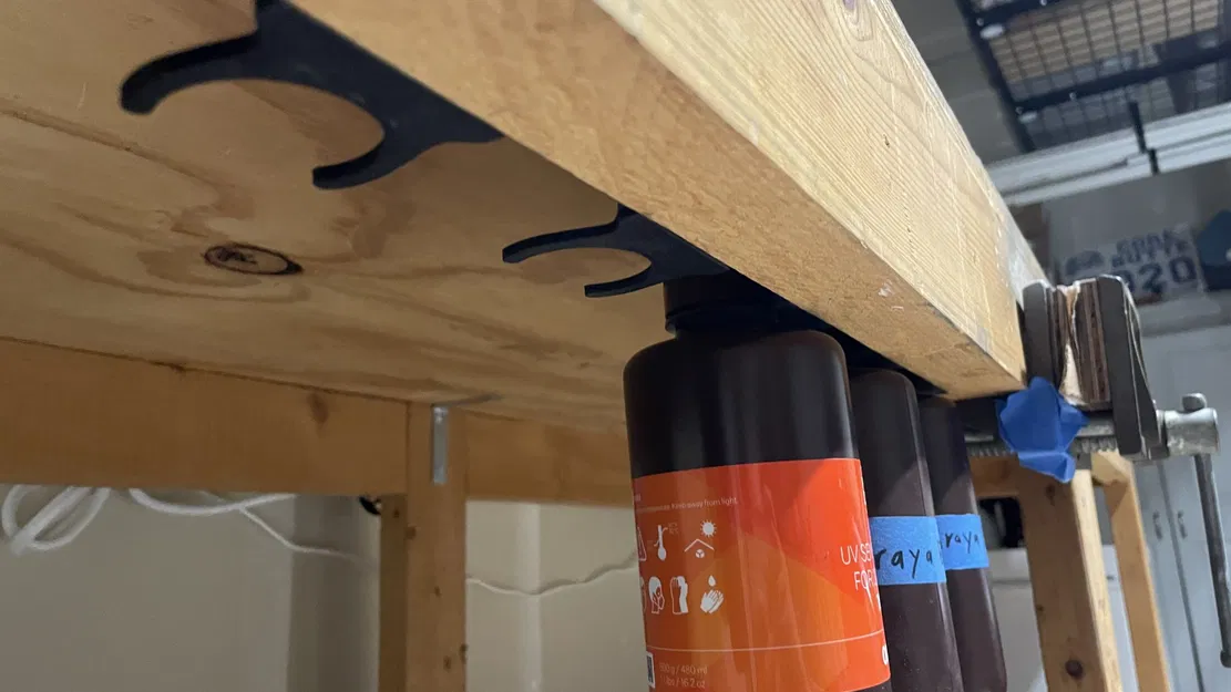 Giá treo chai nhựa cho không gian làm việc gọn gàng - Image 1