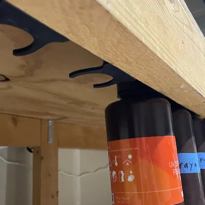 Giá treo chai nhựa cho không gian làm việc gọn gàng