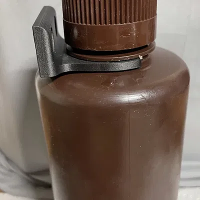 Giá treo chai nhựa cho không gian làm việc gọn gàng