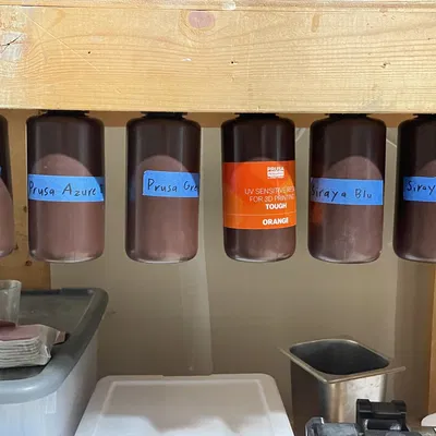 Giá treo chai nhựa cho không gian làm việc gọn gàng