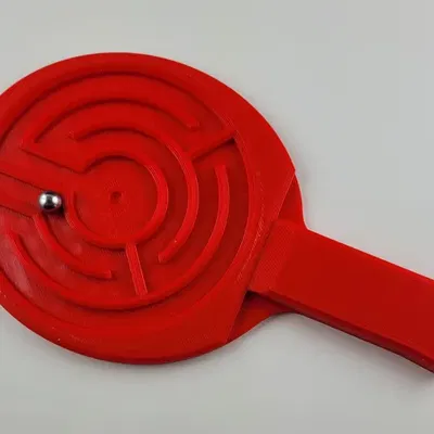 Vợt bóng bàn và quả bóng trong mê cung