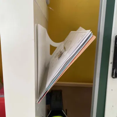 Giá đỡ giấy A5 treo tường