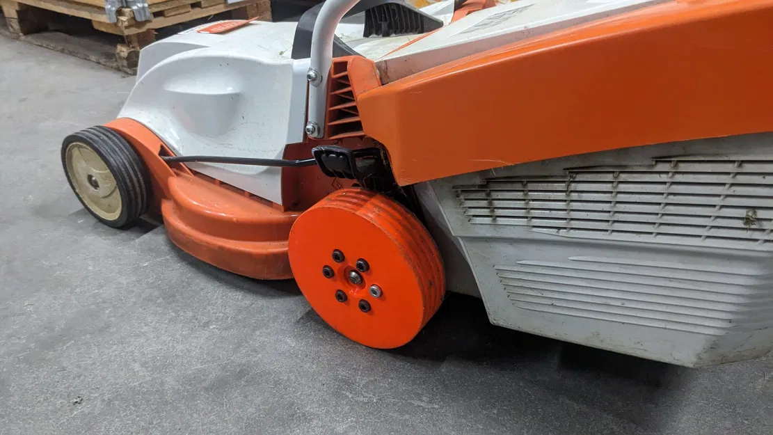 Thay thế bánh xe sau cho máy cắt cỏ Stihl RMA 235 - Image 1