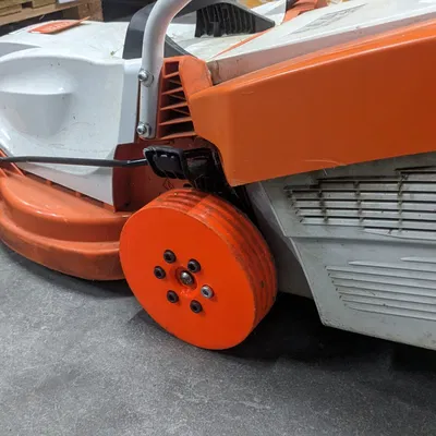 Thay thế bánh xe sau cho máy cắt cỏ Stihl RMA 235