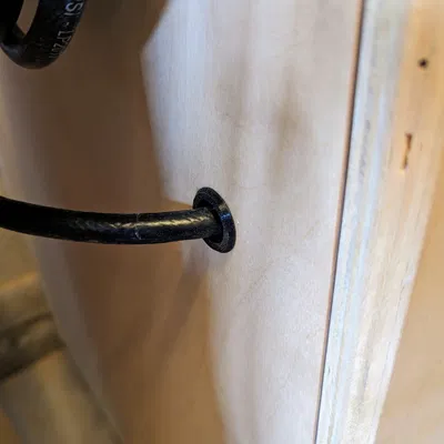 Lỗ thông hơi cho ống khí nén qua ván ép 3/4