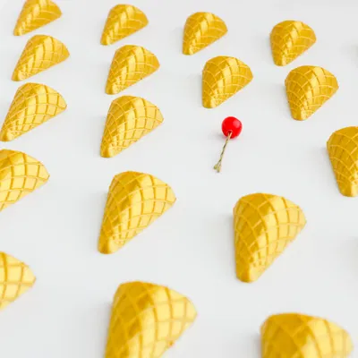 Mô hình phụ kiện tóc hình ốc quế kem mini và quả cherry