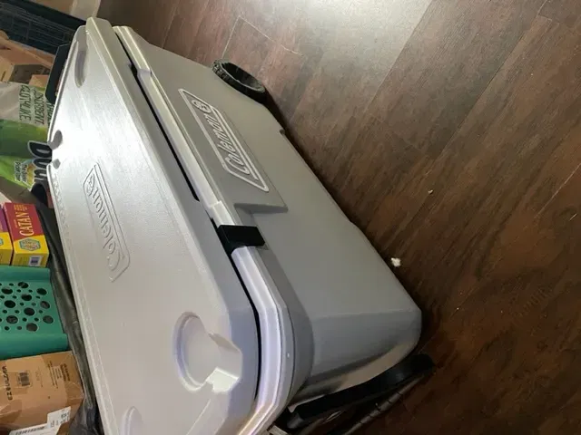 Cái chêm giữ nắp mở cho thùng đá Coleman 100qt 5 ngày - Image 3