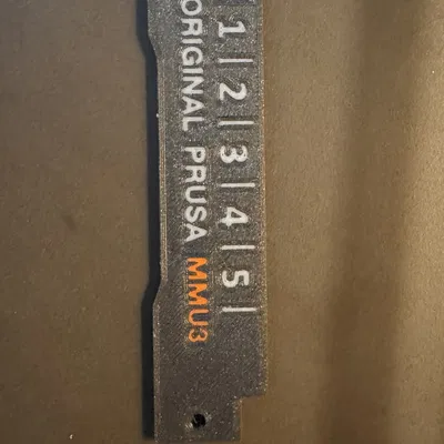 Bảng nhãn MMU3 với chữ cái cá nhân và màu sắc đôi