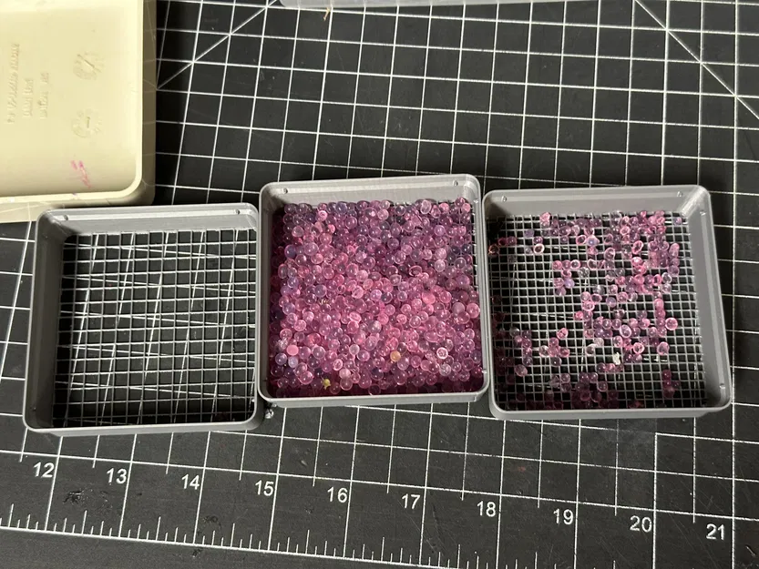 Khay sàng lọc chồng lên nhau cho hạt hút ẩm rời - Image 1