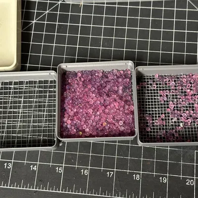 Khay sàng lọc chồng lên nhau cho hạt hút ẩm rời