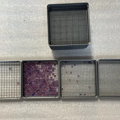 Khay sàng lọc chồng lên nhau cho hạt hút ẩm rời