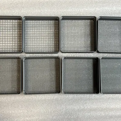 Khay sàng lọc chồng lên nhau cho hạt hút ẩm rời