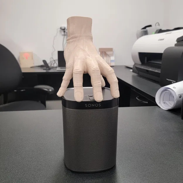 Bàn tay Thing của gia đình Addams giữ loa Sonos - Image 1