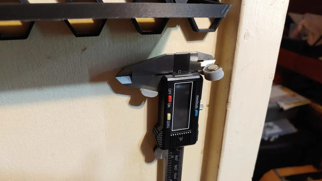 Giá đỡ gắn tường cho thước cặp và khe pin dự phòng - Image 1