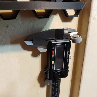 Giá đỡ gắn tường cho thước cặp và khe pin dự phòng