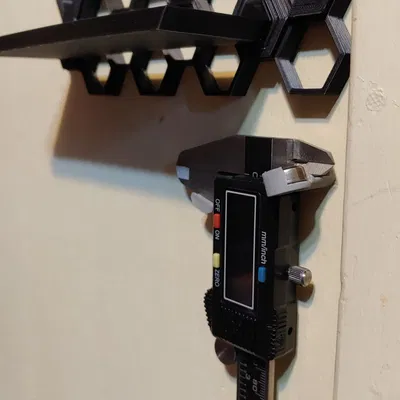 Giá đỡ gắn tường cho thước cặp và khe pin dự phòng